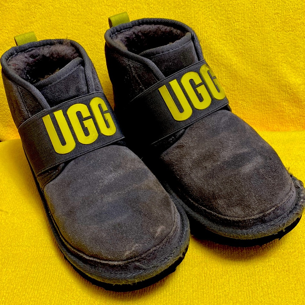Used Ugg Kids Neumel II Graphic size 3 gray color good condition
